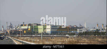 März 13, 2018 - Pohang, Deutschland, Südkorea - 13. März 2018 - Pohang, Südkorea - Eine allgemeine Ansicht des POSCO Stahlwerk in Pohang stahl Industriekomplex in Pohang, Südkorea. China's Steel Mills, ein Ziel von Präsident Donald Trump ire, sind die branchenweit 800 pound Gorilla: Sie liefern die Hälfte der Leistung der Welt, also Ihre jede Bewegung hat eine globale Auswirkungen. Die Eisen- und Stahlindustrie schwoll in den letzten zehn Jahren eine Geschichte der chinesischen Bauboom zu unterstützen. Sobald die verschwunden, das Land mit einer Flut von halb-Leerlauf, money-losing Mühlen links. (Bild: © Ryu Seung Il über ZUMA Draht) Stockfoto