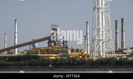 März 13, 2018 - Pohang, Deutschland, Südkorea - 13. März 2018 - Pohang, Südkorea - Eine allgemeine Ansicht des POSCO Stahlwerk in Pohang stahl Industriekomplex in Pohang, Südkorea. China's Steel Mills, ein Ziel von Präsident Donald Trump ire, sind die branchenweit 800 pound Gorilla: Sie liefern die Hälfte der Leistung der Welt, also Ihre jede Bewegung hat eine globale Auswirkungen. Die Eisen- und Stahlindustrie schwoll in den letzten zehn Jahren eine Geschichte der chinesischen Bauboom zu unterstützen. Sobald die verschwunden, das Land mit einer Flut von halb-Leerlauf, money-losing Mühlen links. (Bild: © Ryu Seung Il über ZUMA Draht) Stockfoto