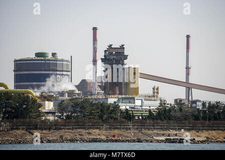 März 13, 2018 - Pohang, Deutschland, Südkorea - 13. März 2018 - Pohang, Südkorea - Eine allgemeine Ansicht des POSCO Stahlwerk in Pohang stahl Industriekomplex in Pohang, Südkorea. China's Steel Mills, ein Ziel von Präsident Donald Trump ire, sind die branchenweit 800 pound Gorilla: Sie liefern die Hälfte der Leistung der Welt, also Ihre jede Bewegung hat eine globale Auswirkungen. Die Eisen- und Stahlindustrie schwoll in den letzten zehn Jahren eine Geschichte der chinesischen Bauboom zu unterstützen. Sobald die verschwunden, das Land mit einer Flut von halb-Leerlauf, money-losing Mühlen links. (Bild: © Ryu Seung Il über ZUMA Draht) Stockfoto