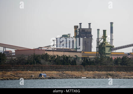 März 13, 2018 - Pohang, Deutschland, Südkorea - 13. März 2018 - Pohang, Südkorea - Eine allgemeine Ansicht des POSCO Stahlwerk in Pohang stahl Industriekomplex in Pohang, Südkorea. China's Steel Mills, ein Ziel von Präsident Donald Trump ire, sind die branchenweit 800 pound Gorilla: Sie liefern die Hälfte der Leistung der Welt, also Ihre jede Bewegung hat eine globale Auswirkungen. Die Eisen- und Stahlindustrie schwoll in den letzten zehn Jahren eine Geschichte der chinesischen Bauboom zu unterstützen. Sobald die verschwunden, das Land mit einer Flut von halb-Leerlauf, money-losing Mühlen links. (Bild: © Ryu Seung Il über ZUMA Draht) Stockfoto