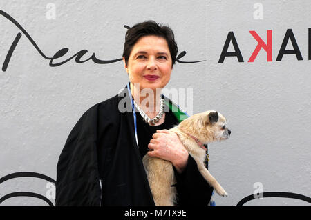 Barcelona, Spanien. 12 Mär, 2018. Isabella Rossellini besucht die Präsentation von 'Link Link Circus", mit ihrem Hund Pan, die neue Show von Isabella Rosellini, am Theater Akademia am 12. März 2018 in Barcelona, Spanien. foto: ROSMI DUASO/Alamy leben Nachrichten Stockfoto