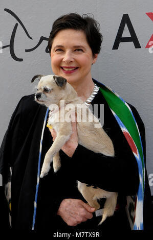 Barcelona, Spanien. 12 Mär, 2018. Isabella Rossellini besucht die Präsentation von 'Link Link Circus", mit ihrem Hund Pan, die neue Show von Isabella Rosellini, am Theater Akademia am 12. März 2018 in Barcelona, Spanien. foto: ROSMI DUASO/Alamy leben Nachrichten Stockfoto