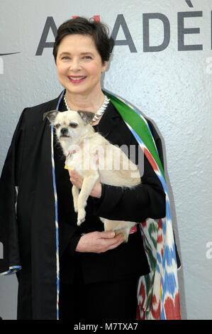 Barcelona, Spanien. 12 Mär, 2018. Isabella Rossellini besucht die Präsentation von 'Link Link Circus", mit ihrem Hund Pan, die neue Show von Isabella Rosellini, am Theater Akademia am 12. März 2018 in Barcelona, Spanien. foto: ROSMI DUASO/Alamy leben Nachrichten Stockfoto