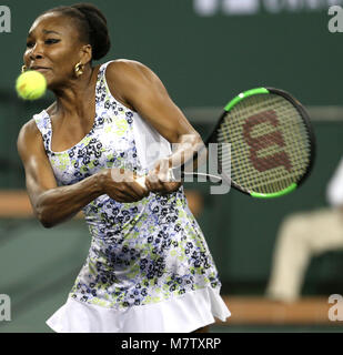 Indian Wells, Kalifornien, USA. 12. März, 2018. Venus Williams und Serena Williams in ihrem Match gegen einander während der BNP Paribas Open in Indian Wells Tennis Garden am 12. März 2018 im kalifornischen Indian Wells. Personen: Venus Williams Quelle: Hoo-Me.com/MediaPunch Credit: MediaPunch Inc/Alamy leben Nachrichten Stockfoto