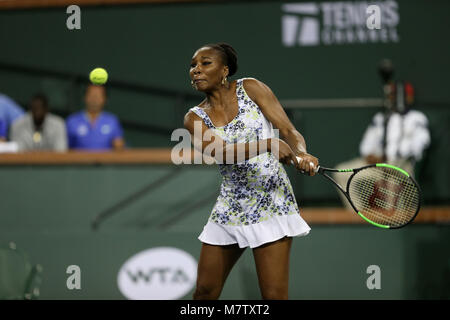 Indian Wells, Kalifornien, USA. 12. März, 2018. Venus Williams und Serena Williams in ihrem Match gegen einander während der BNP Paribas Open in Indian Wells Tennis Garden am 12. März 2018 im kalifornischen Indian Wells. Personen: Venus Williams Quelle: Hoo-Me.com/MediaPunch Credit: MediaPunch Inc/Alamy leben Nachrichten Stockfoto