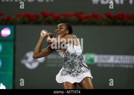 Indian Wells, Kalifornien, USA. 12. März, 2018. Venus Williams und Serena Williams in ihrem Match gegen einander während der BNP Paribas Open in Indian Wells Tennis Garden am 12. März 2018 im kalifornischen Indian Wells. Personen: Venus Williams Quelle: Hoo-Me.com/MediaPunch Credit: MediaPunch Inc/Alamy leben Nachrichten Stockfoto