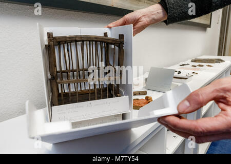 12 März 2018, Deutschland, Lübeck: Ein archäologe zeigt eine Vögel Käfig aus dem 14. Jahrhundert. Das Finden aus der Hansestadt ist mit der Ausstellung "Bewegte Zeiten, Archaeologie in Deutschland" (Lit. turbulente Zeiten, Archäologie in Deutschland) angezeigt werden. Die Ausstellung im Martin-Gropius-Bau in Berlin vom 21. September 2018 bis zum 06. Januar 2019 besucht werden. Foto: Markus Scholz/dpa Stockfoto