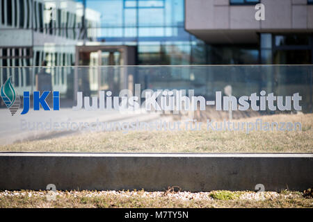 08 März 2018, Deutschland, Quedlinburg: Auf dem Schild vor dem Hauptgebäude der Anlage lautet "Julius-Kuehn-Institut". Foto: Klaus-Dietmar Gabbert/dpa-Zentralbild/ZB Stockfoto