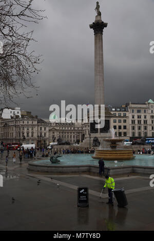 London, Großbritannien. 12 Mär, 2018. Dunkelgrau Gewitterwolken Form über den Trafalgar Square in London. Als die Wettervorhersage ist für schwere Regen für den Rest der Woche Credit: Keith Larby/Alamy leben Nachrichten Stockfoto