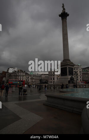 London, Großbritannien. 12 Mär, 2018. Dunkelgrau Gewitterwolken Form über den Trafalgar Square in London. Als die Wettervorhersage ist für schwere Regen für den Rest der Woche Credit: Keith Larby/Alamy leben Nachrichten Stockfoto