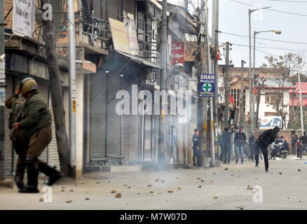 Soura; Srinagar, Montag-12-März: schwere Stein bewerfen zwischen Demonstranten und den Streitkräften der Regierung brach bald nach der Beerdigung Prozession der EISA-Fazili, der zusammen mit seinen beiden Kollegen durch die Regierungstruppen in eine kurze Begegnung in Hakura im Süden kashmirs Anantnag Bezirk Credit: Arbaz Mughal/Alamy Leben Nachrichten getötet wurde, Stockfoto