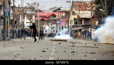 Soura; Srinagar, Montag-12-März: schwere Stein bewerfen zwischen Demonstranten und den Streitkräften der Regierung brach bald nach der Beerdigung Prozession der EISA-Fazili, der zusammen mit seinen beiden Kollegen durch die Regierungstruppen in eine kurze Begegnung in Hakura im Süden kashmirs Anantnag Bezirk Credit: Arbaz Mughal/Alamy Leben Nachrichten getötet wurde, Stockfoto