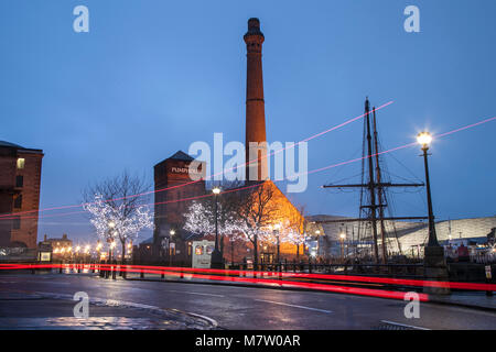 Pumpenhaus am Albert Dock; Liverpool; Merseyside. März 2018. Wetter in Großbritannien; ruhig; feucht; bewölkt Beginn des Tages. Im Nordwesten wird mit anhaltendem und anhaltendem Regen gerechnet, bei dem später am Tag hellere Bedingungen zu erwarten sind. Stockfoto