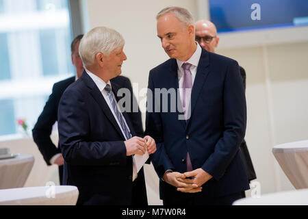 Essen, Deutschland. 13. März, 2018. Rolf Martin Schmitz (L), Vorsitzender der Geschäftsführung von RWE, und Johannes Teyssen, Vorsitzender des Vorstands der E.ON vor einer gemeinsamen Pressekonferenz von RWE und E.ON unterhalten. Foto: Rolf Vennenbernd/dpa Quelle: dpa Picture alliance/Alamy leben Nachrichten Stockfoto