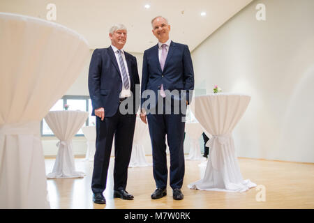 Essen, Deutschland. 13. März, 2018. Rolf Martin Schmitz (L), Vorsitzender der Geschäftsführung von RWE, und Johannes Teyssen, Vorsitzender des Vorstands der E.ON vor einer gemeinsamen Pressekonferenz von RWE und E.ON unterhalten. Foto: Rolf Vennenbernd/dpa Quelle: dpa Picture alliance/Alamy leben Nachrichten Stockfoto