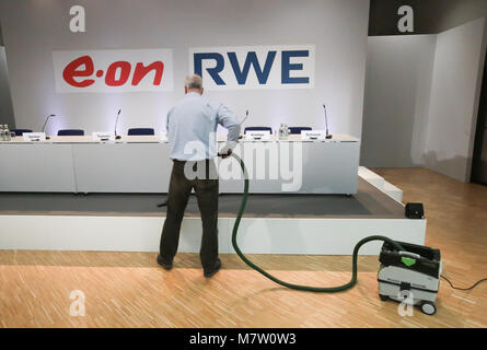 Essen, Deutschland. 13 Mär, 2018. Essen, Deutschland, 13. März 2018, EON und RWE Pressekonferenz: Das Podium ist vorbereitet und gereinigt. Credit: Jürgen Schwarz/Alamy leben Nachrichten Stockfoto