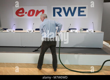 Essen, Deutschland. 13 Mär, 2018. Essen, Deutschland, 13. März 2018, EON und RWE Pressekonferenz: Das Podium ist vorbereitet und gereinigt. Credit: Jürgen Schwarz/Alamy leben Nachrichten Stockfoto