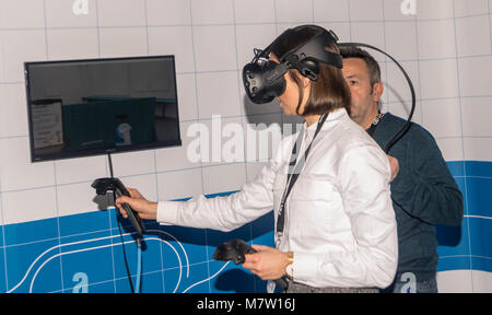 London, 13. März 2018, einen Besucher versucht, eine enginerring Schulung Simulation mit taktiler Rückmeldung Credit Ian Davidson/Alamy leben Nachrichten Stockfoto