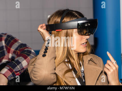 London, 13. März 2018 Wearable Technology Show, ein Besucher versucht, eine neue VR-hedset design Credit Ian Davidson/Alamy leben Nachrichten Stockfoto