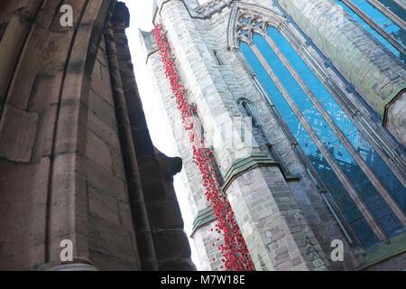 Hereford Cathedral, Hereford - März 2018 - Poppy Kunst Skulptur weinende Fenster durch Künstler Paul Cummins und Designer Tom Piper öffnete sich bei Hereford Cathedral als Teil des letzten Jahres der 14-18 jetzt Erste Weltkrieg Centenary Art Projekt. Fast 6.000 einzelnen Keramik Mohnblumen flow aus einem der oberen Fenster auf den Boden. Die Ausstellung wird in Hereford Cathedral bis 29. April 2018. Foto Steven Mai/Alamy leben Nachrichten Stockfoto