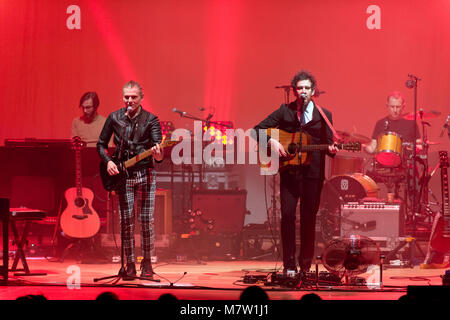 Manchester, Großbritannien. 12. März, 2018. Indie Rock Band Belle und Sebastian im Konzert in der Bridgewater Hall. Manchester, UK, 12. März 2018. Bild zeigt Stuart Murdoch und Stevie Jackson. Quelle: John Bentley/Alamy leben Nachrichten Stockfoto