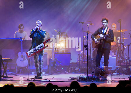 Manchester, Großbritannien. 12. März, 2018. Indie Rock Band Belle und Sebastian im Konzert in der Bridgewater Hall. Manchester, UK, 12. März 2018. Bild zeigt Stuart Murdoch und Stevie Jackson. Quelle: John Bentley/Alamy leben Nachrichten Stockfoto