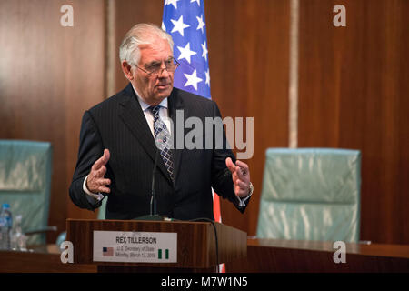 Abuja, Nigeria am 12. März 2018. In diesem Foto, das durch die United States State Department, US-Staatssekretär Rex Tillerson Erläuterungen bei einem gemeinsamen drücken Sie die Verfügbarkeit der Aso Rock Presidential Villa, AbujaNigeria am 12. März 2018 liefert. US-Präsident Donald J. Trumpf kündigte am Dienstag, 13. März 2018, dass er von seinem Posten entfernen Tillerson und ihn ersetzen mit CIA-Direktor Mike Pompeo. Credit: US State Department über CNP/MediaPunch Credit: MediaPunch Inc/Alamy leben Nachrichten Stockfoto