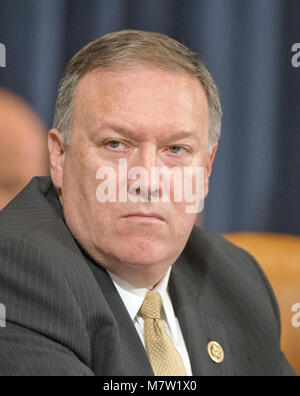 United States Vertreter Mike Pompeo (Republikaner von Kansas) fragen ehemalige Usa-Außenministerin Hillary Rodham Clinton, ein Kandidat für die Demokratische Partei Nominierung 2016 für das Amt des Präsidenten der Vereinigten Staaten, als sie vor dem US-Haus wählen Sie Ausschuss für Benghazi auf dem Capitol Hill in Washington, DC am Donnerstag, 22. Oktober 2015 testfies. Credit: Ron Sachs/CNP (Einschränkung: Keine New York oder New Jersey Zeitungen oder Zeitschriften innerhalb eines 75-Meilen-Radius von New York City) - KEINE LEITUNG SERVICE - | Verwendung weltweit Stockfoto