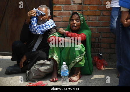 Kathmandu, Nepal. 13. März, 2018. Kathmandu, Nepal. März 13, 2018 Familie trauern um ihren Angehörigen nach der US-Bangla Airlines crash töten 49 Menschen im Krankenhaus in Kathmandu, Nepal am Dienstag, 13. März 2018. (Bild: © skanda Gautam über ZUMA Draht) Credit: ZUMA Press, Inc./Alamy Live News Credit: ZUMA Press, Inc./Alamy leben Nachrichten Stockfoto