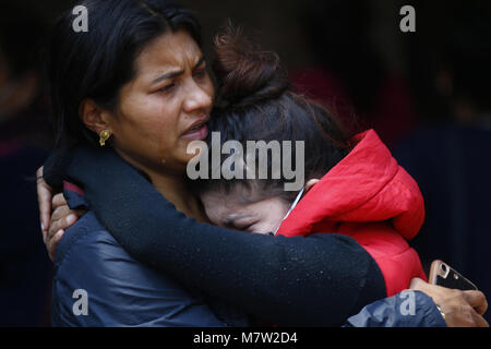 Kathmandu, Nepal. 13. März, 2018. Kathmandu, Nepal. März 13, 2018 Familie trauern um ihren Angehörigen nach der US-Bangla Airlines crash töten 49 Menschen im Krankenhaus in Kathmandu, Nepal am Dienstag, 13. März 2018. (Bild: © skanda Gautam über ZUMA Draht) Credit: ZUMA Press, Inc./Alamy Live News Credit: ZUMA Press, Inc./Alamy leben Nachrichten Stockfoto