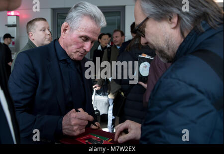 13 März 2018, Deutschland, München: Fussball: Champions League, Knock-out-Phase, das Achtelfinale. FC Bayern München Trainer Jupp Heynckes zu Fuß zum Tor in München Flughafen vor der Abreise des Teams nach Istanbul für die Champions League Achtelfinale. FC Bayern München gegen Besiktas Istanbul ist im Achtelfinale der Champions League am 14. März 2018. Foto: Sven Hoppe/dpa Stockfoto