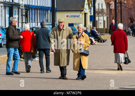 Honiton, Devon, Großbritannien. 13. März 2018. UK Wetter. Besucher und Bewohner genießen Sie einen Spaziergang entlang der Küste bei der Küstenstadt Sidmouth in Devon, an einem warmen, sonnigen Frühling Nachmittag. Foto: Graham Jagd-/Alamy Leben Nachrichten. Stockfoto