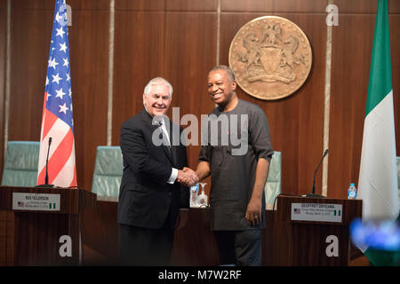 In diesem Foto zur Verfügung gestellt von den Vereinigten Staaten Außenministerium, US-Staatssekretär Rex Tillerson schüttelt Hände mit Nigeria Außenminister Geoffrey Onyeama nach ihrer Gemeinsamen drücken Sie die Verfügbarkeit der Aso Rock Presidential Villa, Abuja, Nigeria am 12. März 2018. US-Präsident Donald J. Trumpf kündigte am Dienstag, 13. März 2018, dass er von seinem Posten entfernen Tillerson und ihn ersetzen mit CIA-Direktor Mike Pompeo. Credit: US State Department über CNP - KEINE LEITUNG SERVICE · Foto: US State Department/konsolidierte News Fotos/US State Department über CNP - ACHTUNG: Editorial Stockfoto