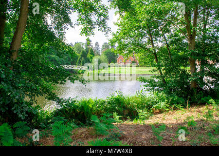 LONDON, GROSSBRITANNIEN, 28. August 2016: weiße schmiedeeiserne Brücke ist eine kleine Fußgängerbrücke, die über Virginia Wasser an der Valley Gardens liegt. Stockfoto