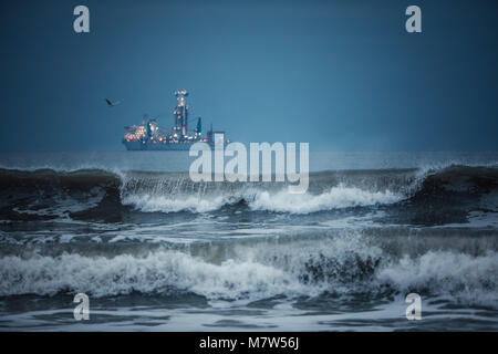 International Container Cargo Schiff im Meer Wasser nach Sonnenuntergang. Fracht Transport, Versand, nautischen Schiff. Stockfoto