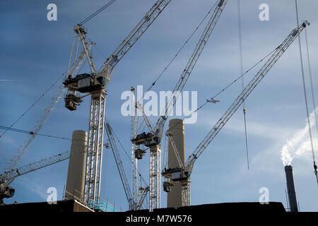 Battersea Power Station - Baustelle, mehrere Krane und original Schornsteine Stockfoto