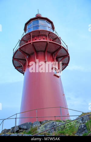 Nahaufnahme von Ona Leuchtturm auf Ona Insel - alte Fischerdorf in Sandoy Gemeinde im westlichen Norwegen, jetzt eine attraktive touristische Ort Stockfoto