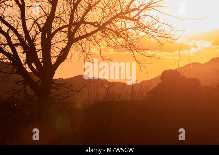 Das Drama der Sonne entfaltet, wie es ändert die Position in den Himmel und die Wolken in der Nacht Zeit mit der Vorbereitung auf den Ländereien der Wichita Mountains Stockfoto