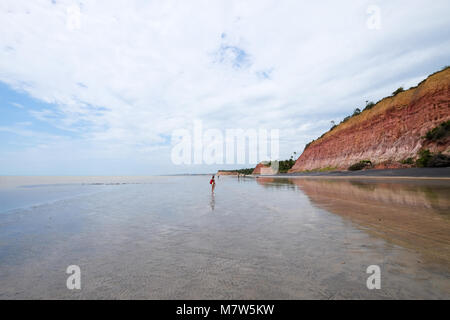 Schönen roten Felsen am Strand, Cumuruxatiba, Bahia Stockfoto