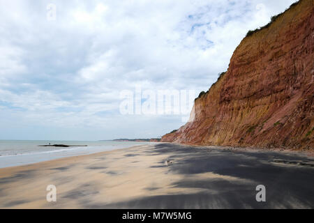 Schönen roten Felsen am Strand, Cumuruxatiba, Bahia Stockfoto