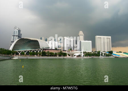 Blick auf Singapurs moderne Gebäude an einem stürmischen Tag Stockfoto