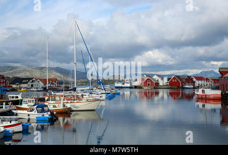 Kalvaag - einem kleinen Dorf in Bremanger Norwegen - einst eine der größten Fischerdörfer an der Küste, heute eine attraktive touristische Destination Stockfoto