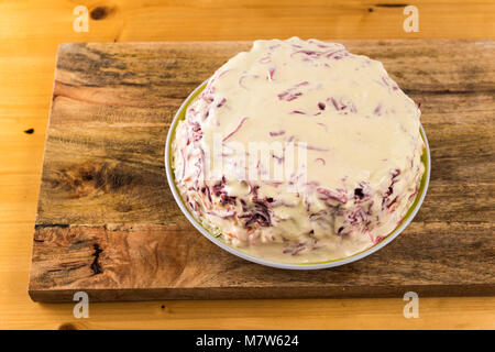 Russische gekleidet Hering - Hering unter einem Pelzmantel - Shuba - Marinierte Rollmops Salat, festlich Kochen Stockfoto