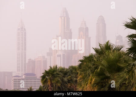 Wolkenkratzer in Dubai am Morgen Zeit, staubigen Wetter Stockfoto