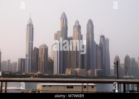 Wolkenkratzer in Dubai am Morgen Zeit, staubigen Wetter Stockfoto