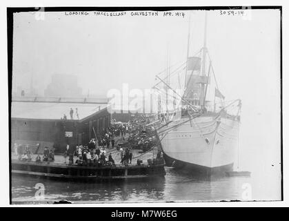 Dieses Foto vom April 1914 zeigt die Verladung des McClellan in Galveston, Texas, und bietet eine Momentaufnahme der maritimen Aktivität und des Verkehrs zu dieser Zeit. Die McClellan war ein wichtiges Schiff, das an Marineoperationen des frühen 20. Jahrhunderts beteiligt war. Stockfoto