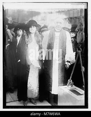 Ein Foto von Mrs. Calvin Coolidge, Ehefrau des 30. Präsidenten der Vereinigten Staaten, zusammen mit Bischof Freeman am 29. Oktober 1923. Das Bild fängt einen Moment während ihrer Interaktion ein und spiegelt das soziale und politische Engagement der Coolidge-Regierung wider. Stockfoto