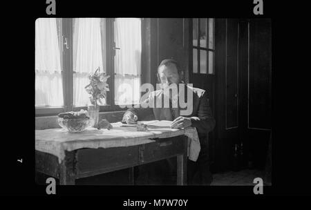 Askenazim (d. h., Ashkenazi) Jude in seinem Haus (Schreiber) LOC 17810 matpc. Stockfoto