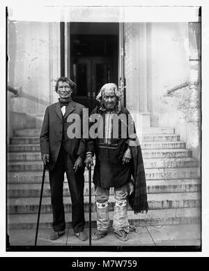 Dieses Foto zeigt die ältesten überlebenden Mitglieder einer indigenen Gruppe, aufgenommen am 29. Oktober 1923 und bietet einen Einblick in das Erbe der indianischen Ureinwohner. Stockfoto