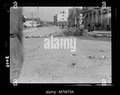 Palästina Unruhen im Sommer 1936. Jaffa. Straße gesperrt durch junge Rührwerke LOC 18024 matpc. Stockfoto